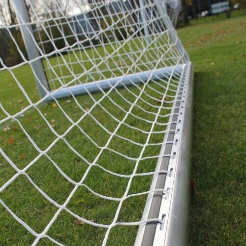 Detail van de ingefreesde haakloze netbevestiging in het aluminium profiel van het pupillen voetbaldoel JVD190.